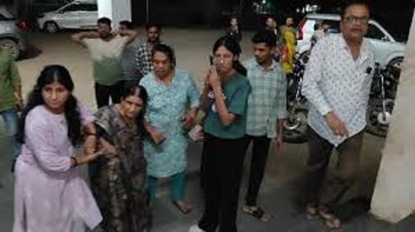 राऊ-खलघाट फोरलेन पर कार सवार परिवार के साथ लूट राऊ-खलघाट फोरलेन पर कार सवार परिवार के साथ लूट