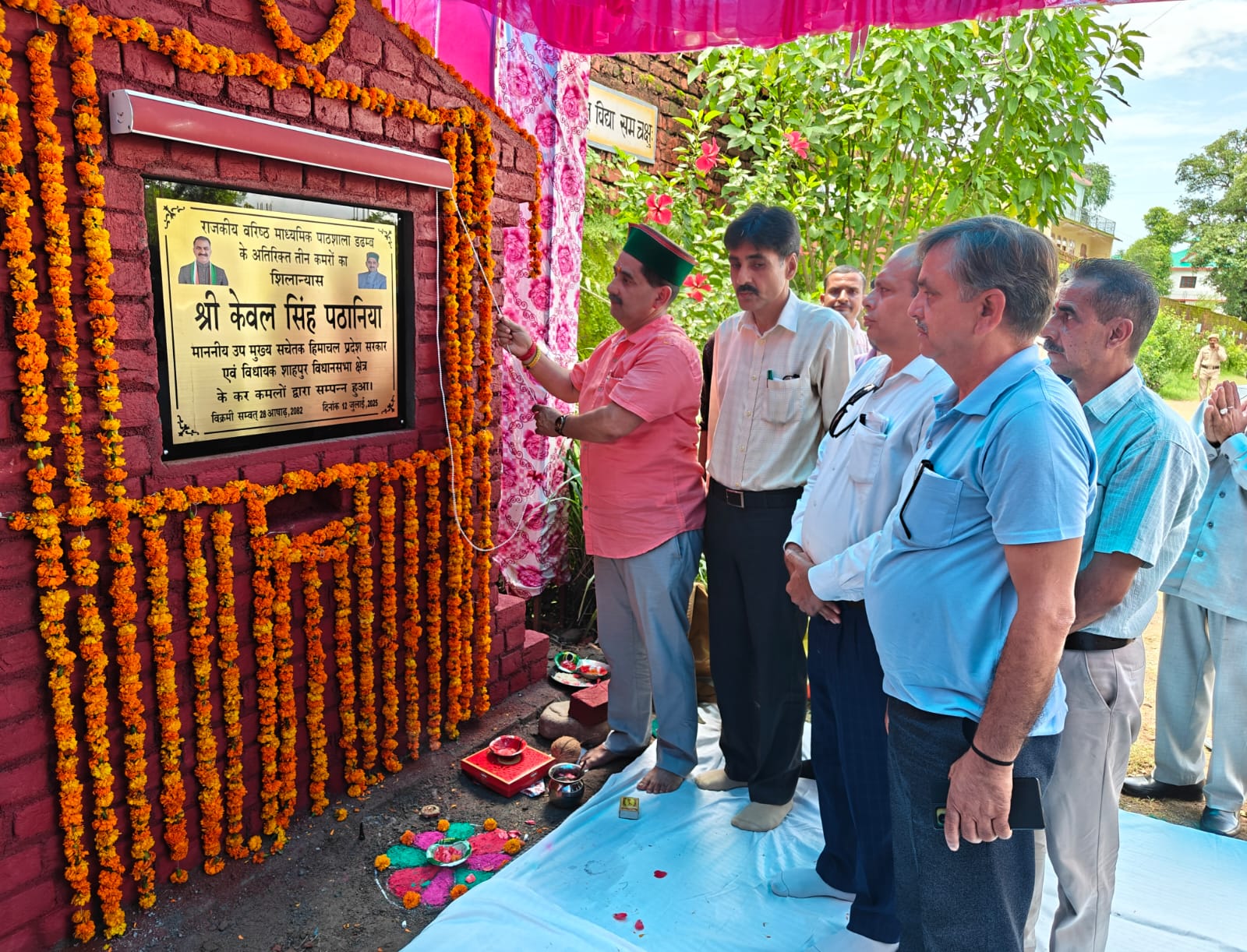 स्कूल के कमरों का शिलान्यास करते हुए उपमुख्य सचेतक। स्कूल के कमरों का शिलान्यास करते हुए उपमुख्य सचेतक।