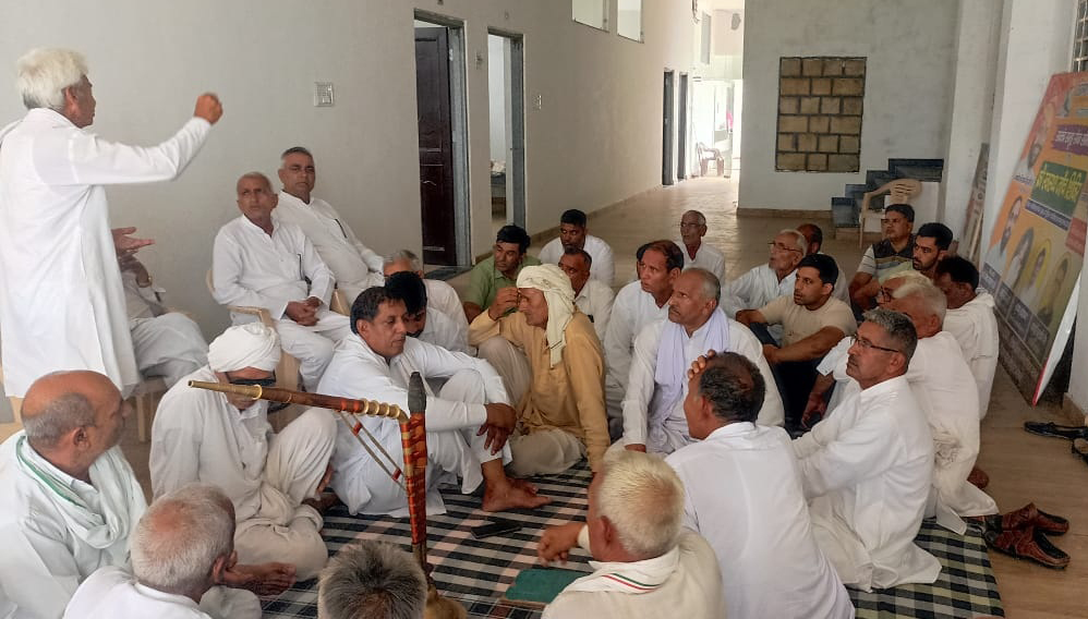 दाडऩ खाप के पालवां चबूतरे पर आयोजित बैठक में भाग लेते हुए खाप सदस्य। दाडऩ खाप के पालवां चबूतरे पर आयोजित बैठक में भाग लेते हुए खाप सदस्य।
