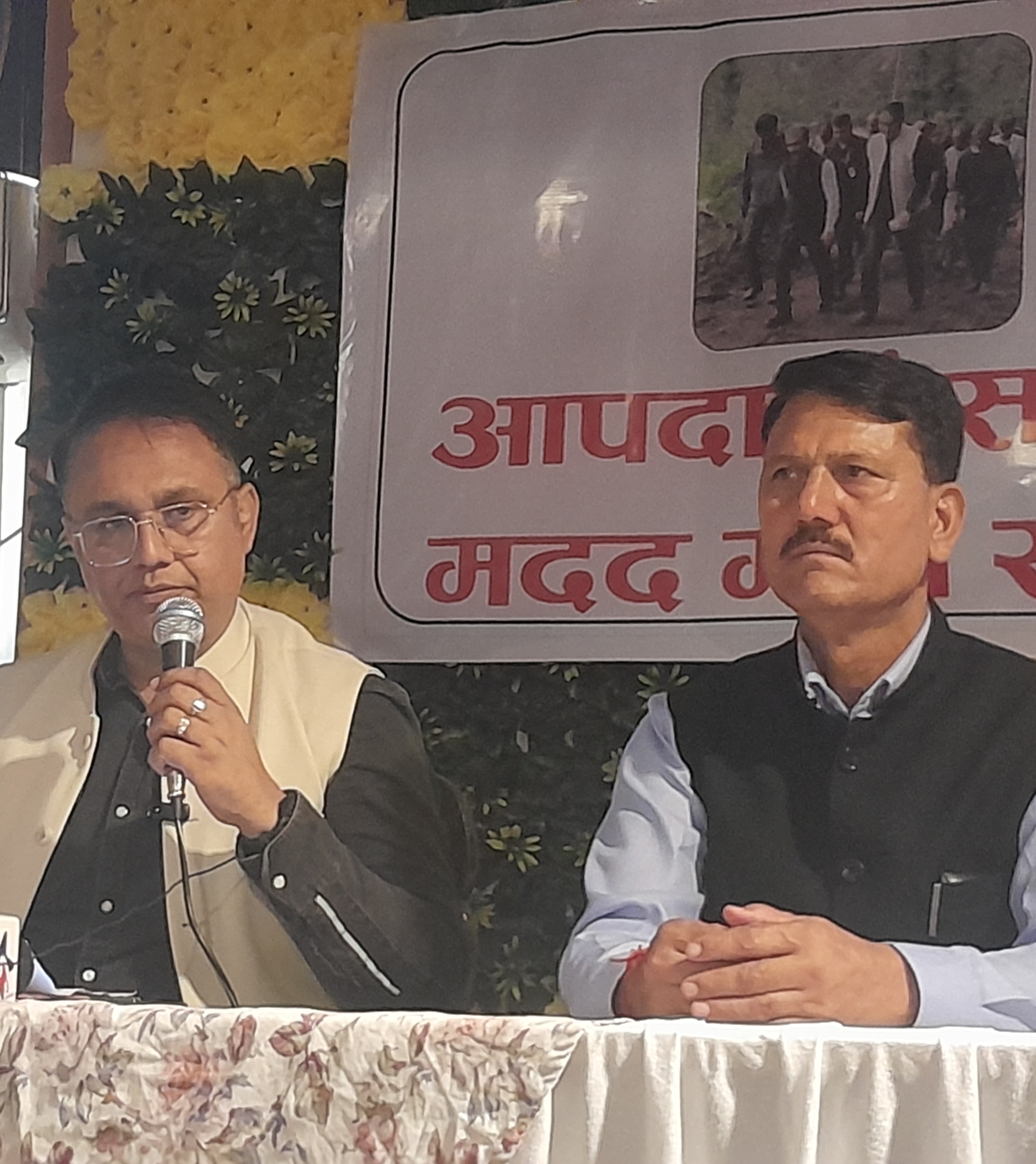 मंडी में पत्रकारों से बता करते हुए विजयपाल सिंह। मंडी में पत्रकारों से बता करते हुए विजयपाल सिंह।