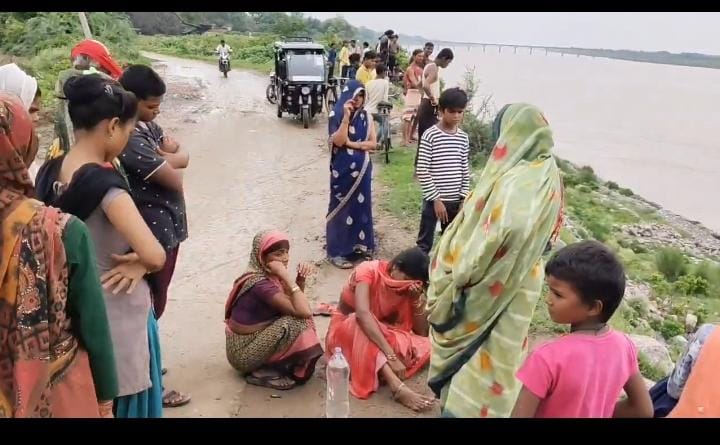 युमना नदी में युवक ने लगा दी छलांग , पुलिस खोजने में लगी युमना नदी में युवक ने लगा दी छलांग , पुलिस खोजने में लगी