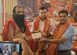 सचिव व उप जिलाधिकारी को 25 लाख रूपए का चेक सौंपते हुए श्रीमहंत रविंद्रपुरी महाराज