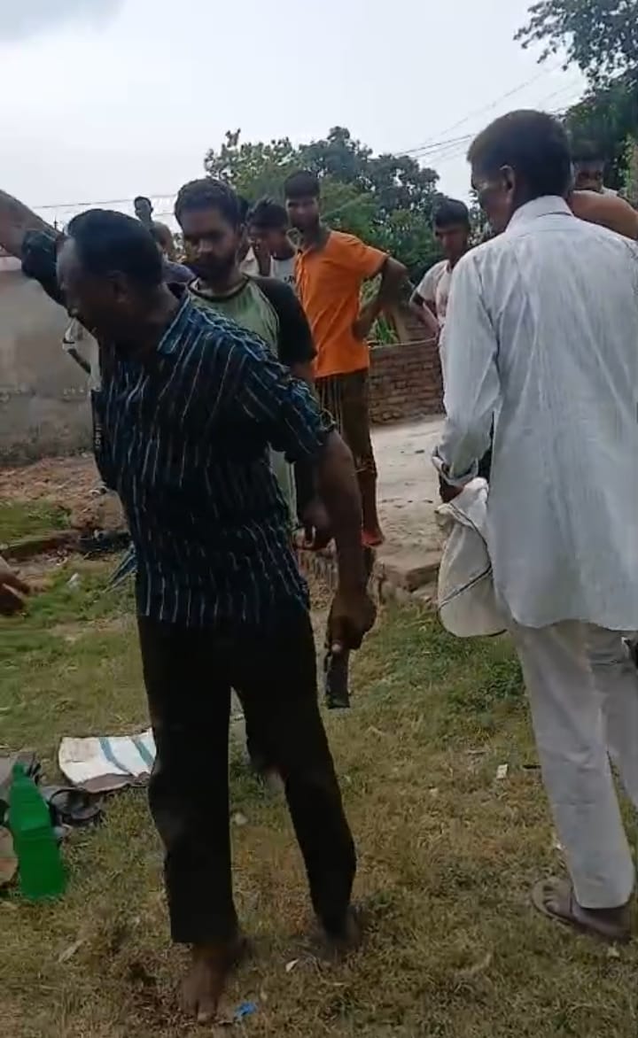 मांस विक्रेता पर जानलेवा हमला, वीडियो हुआ वायरल तो पुलिस ने की कार्रवाई मांस विक्रेता पर जानलेवा हमला, वीडियो हुआ वायरल तो पुलिस ने की कार्रवाई
