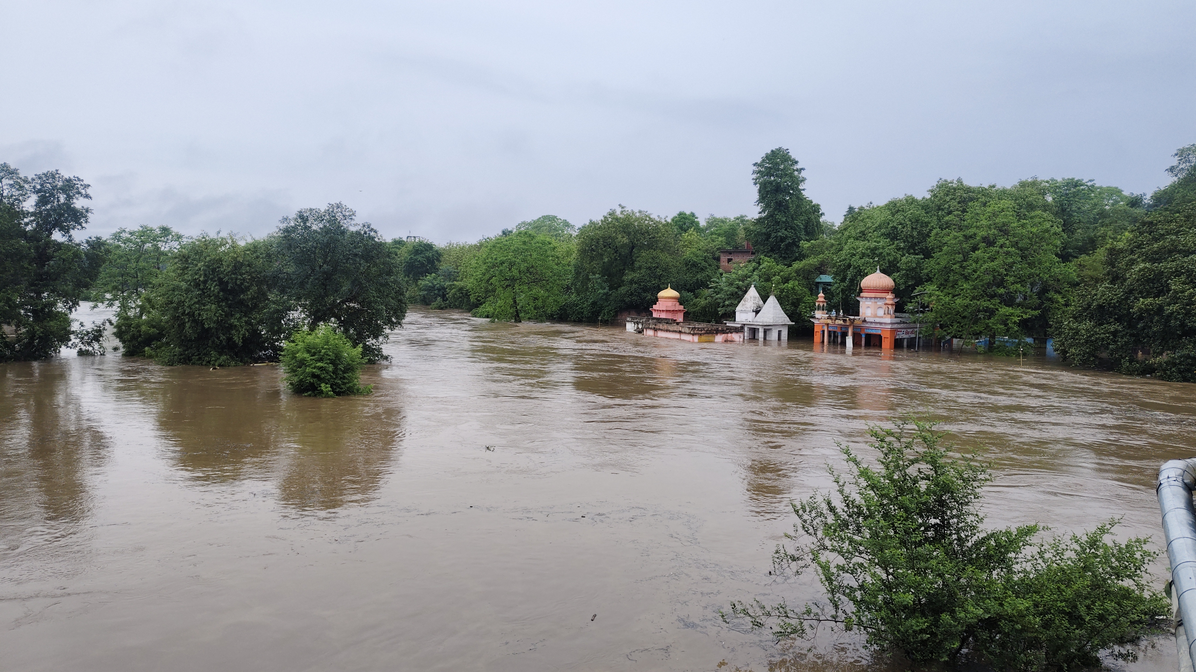 उप्र के चित्रकूट की मंदाकिनी नदी में आई बाढ़, रामघाट मुख्य मार्ग पर चल रहीं नावें उप्र के चित्रकूट की मंदाकिनी नदी में आई बाढ़, रामघाट मुख्य मार्ग पर चल रहीं नावें