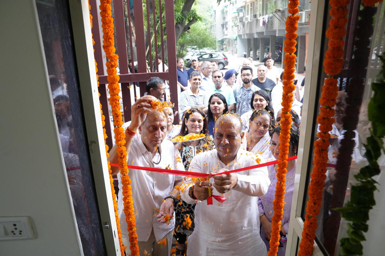 रोहिणी सेक्टर-13 में शनिवार को वरिष्ठ नागरिकों के लिए निर्मित मनोरंजन केंद्र का उद्घाटन करते विधानसभा अध्यक्ष विजेंद्र गुप्ता रोहिणी सेक्टर-13 में शनिवार को वरिष्ठ नागरिकों के लिए निर्मित मनोरंजन केंद्र का उद्घाटन करते विधानसभा अध्यक्ष विजेंद्र गुप्ता