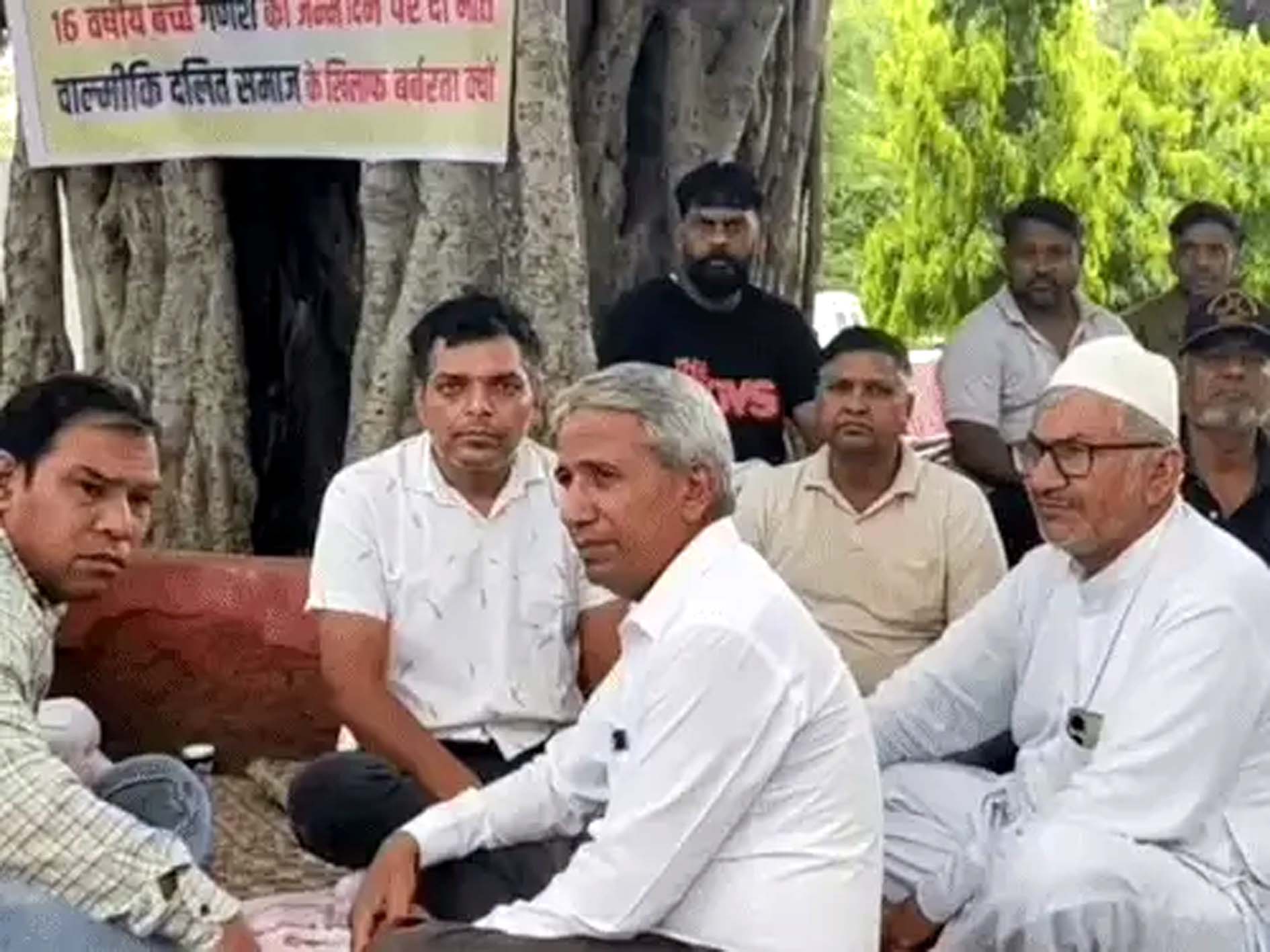 नागरिक अस्पताल में धरने पर बैठे विभिन्न संगठनों के लोग। नागरिक अस्पताल में धरने पर बैठे विभिन्न संगठनों के लोग।
