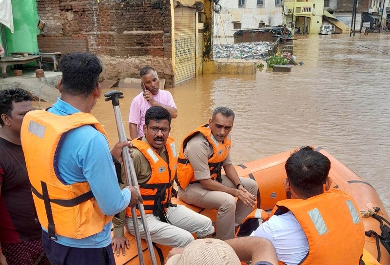 सतनाः कलेक्टर-एसपी ने चित्रकूट पहुंचकर लिया भारी बारिश से उत्पन्न स्थिति का जायजा सतनाः कलेक्टर-एसपी ने चित्रकूट पहुंचकर लिया भारी बारिश से उत्पन्न स्थिति का जायजा