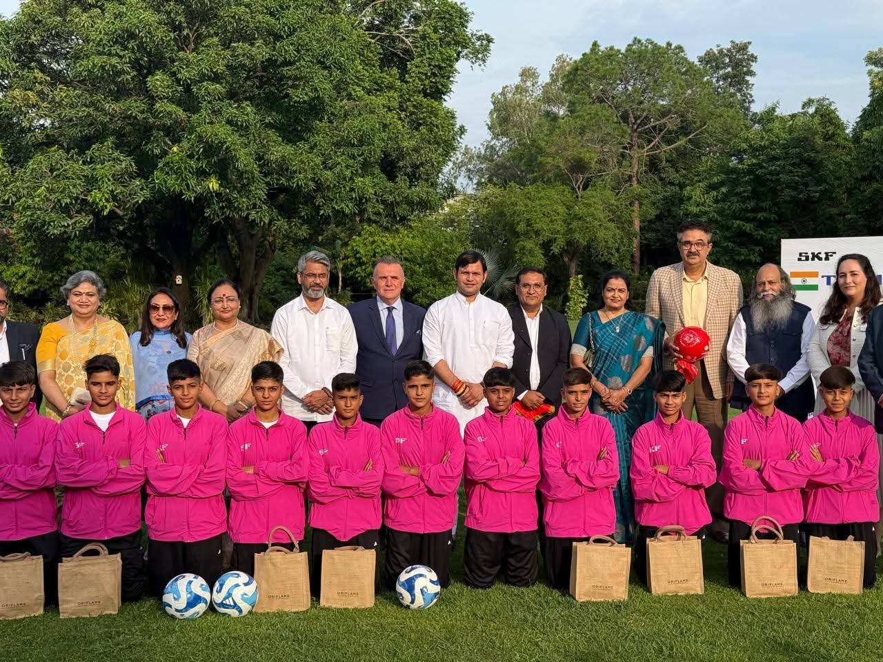 हरियाणा के खेल मंत्री खिलाड़ियों को रवाना करते हुए हरियाणा के खेल मंत्री खिलाड़ियों को रवाना करते हुए