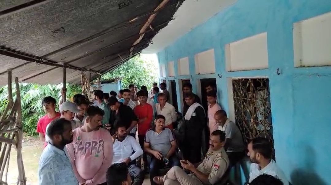 मौके पर पुलिस मौके पर पुलिस