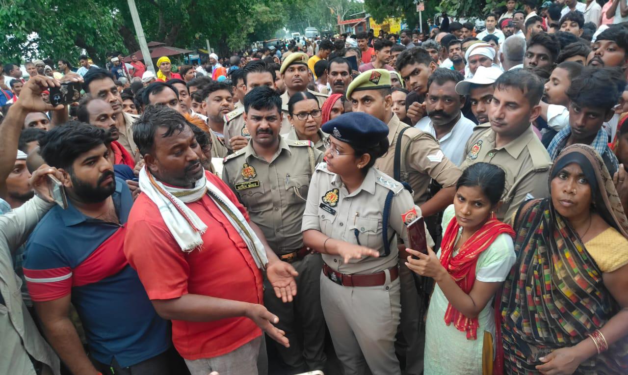 ग्रामीण एवं परिजन को आश्वासन देती चुनार सीओ चुनार मंजरी राव।