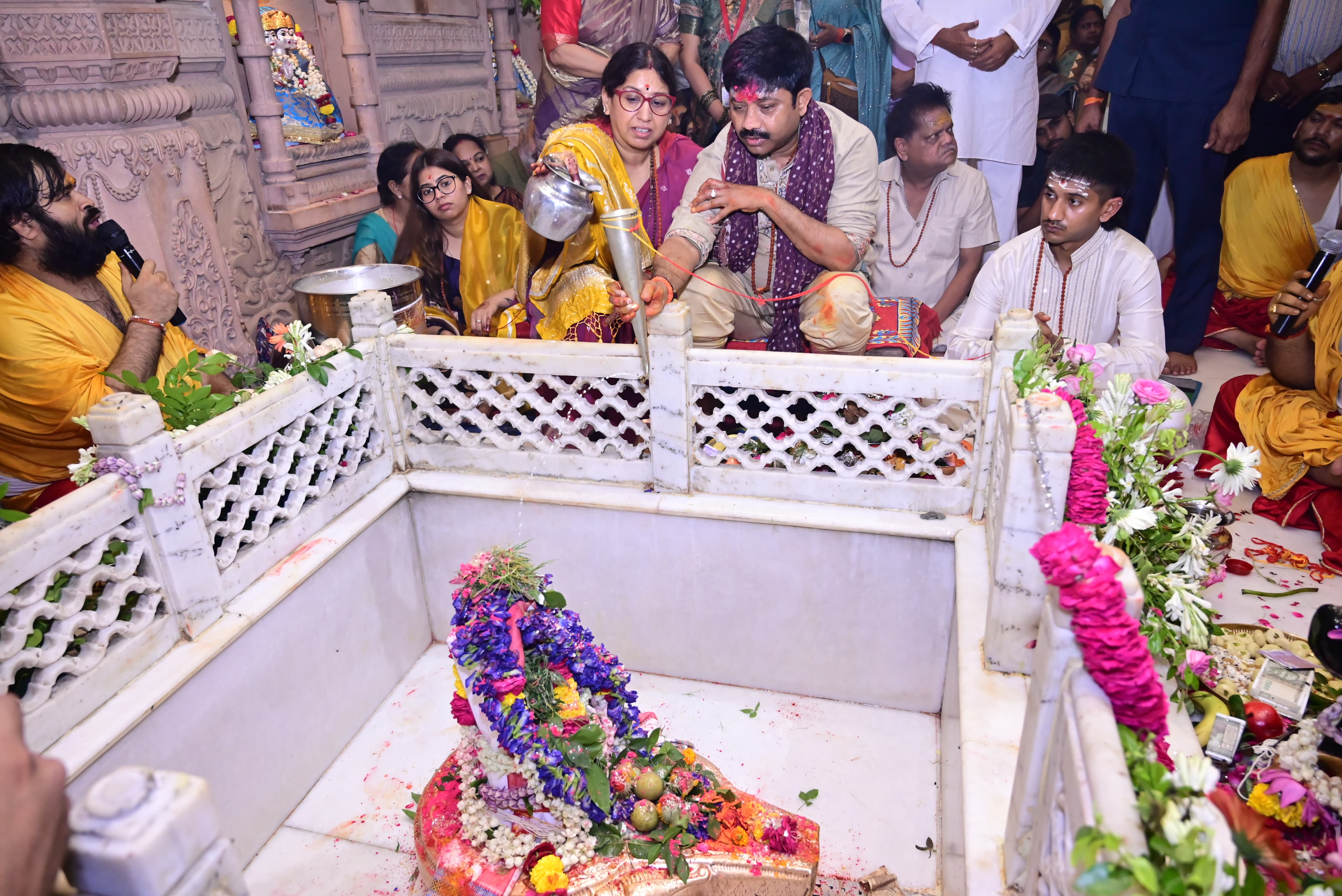 मनोकामनापूर्ति मंदिर में पूजा करते हुए मंत्री नंदी का छाया चित्र मनोकामनापूर्ति मंदिर में पूजा करते हुए मंत्री नंदी का छाया चित्र