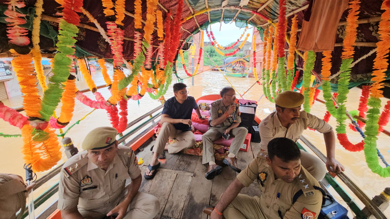 उप्र के चित्रकूट की मंदाकिनी नदी में आई बाढ़, रामघाट मुख्य मार्ग पर चल रहीं नावें उप्र के चित्रकूट की मंदाकिनी नदी में आई बाढ़, रामघाट मुख्य मार्ग पर चल रहीं नावें