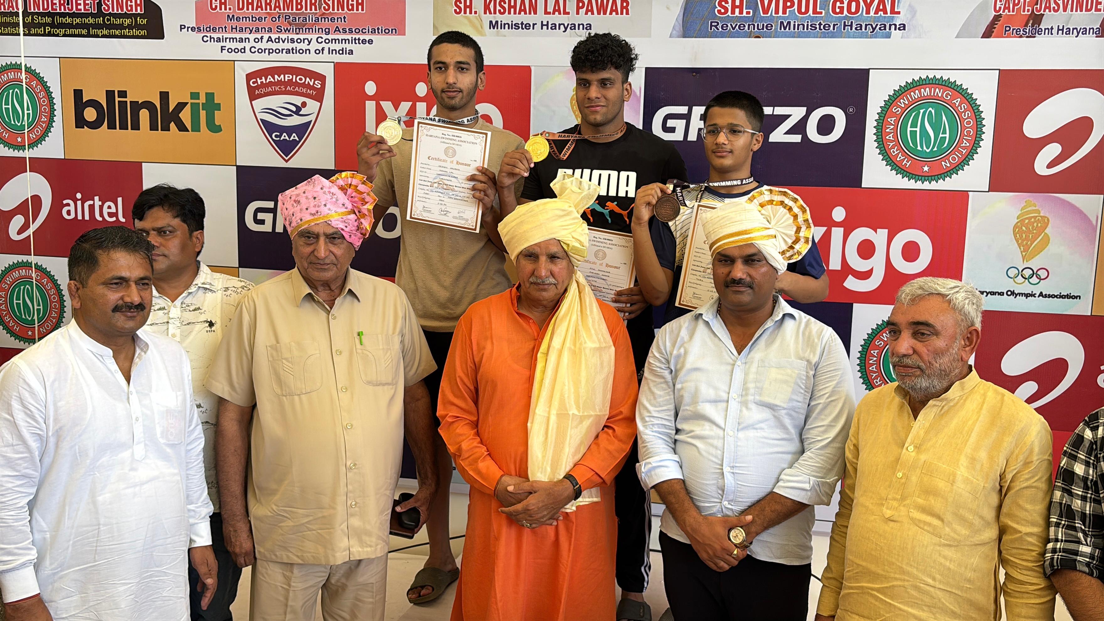 सांसद धर्मवीर के साथ विजेता तैराक। सांसद धर्मवीर के साथ विजेता तैराक।