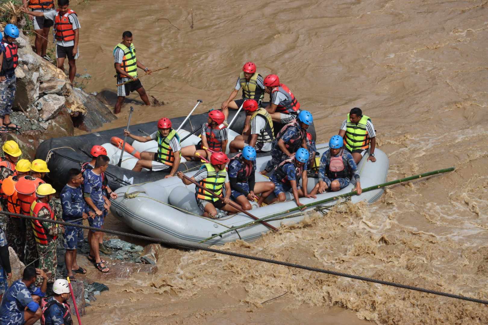 दुर्घटनाग्रस्त बस और यात्रियों का शव ढूंढते उद्धरकर्मियों की फाइल फोटो दुर्घटनाग्रस्त बस और यात्रियों का शव ढूंढते उद्धरकर्मियों की फाइल फोटो