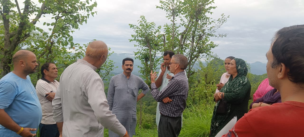 भूस्खलन प्रभावित क्षेत्र का दौरा करते हुए विधायक चंद्रशेखर। भूस्खलन प्रभावित क्षेत्र का दौरा करते हुए विधायक चंद्रशेखर।