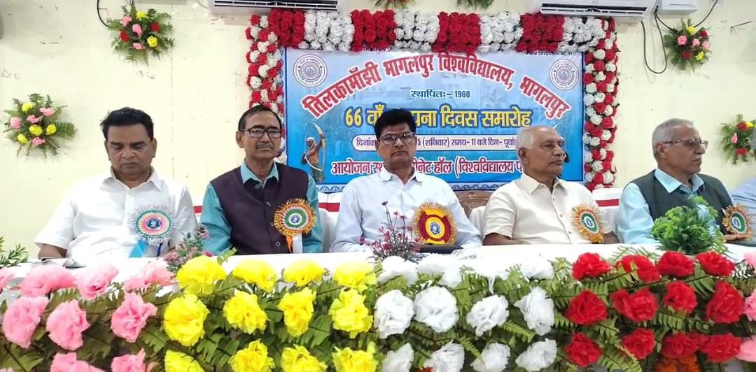 मंच पर मौजूद अतिथि मंच पर मौजूद अतिथि