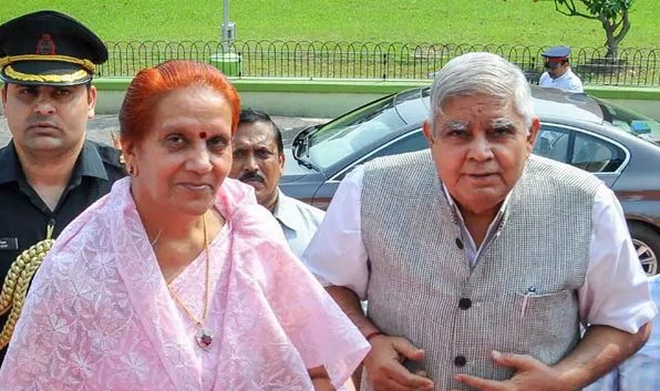 उपराष्ट्रपति जगदीप धनखड़ और सुदेश धनखड़ (दाएं से बाएं)। उपराष्ट्रपति जगदीप धनखड़ और सुदेश धनखड़ (दाएं से बाएं)।