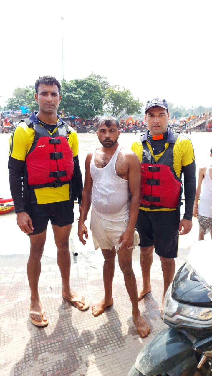 रेस्क्यू करते एसडीआरएफ जवान रेस्क्यू करते एसडीआरएफ जवान