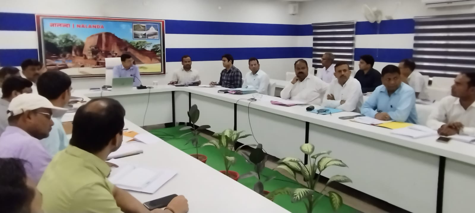 बैठक में शामिल डीएम बैठक में शामिल डीएम
