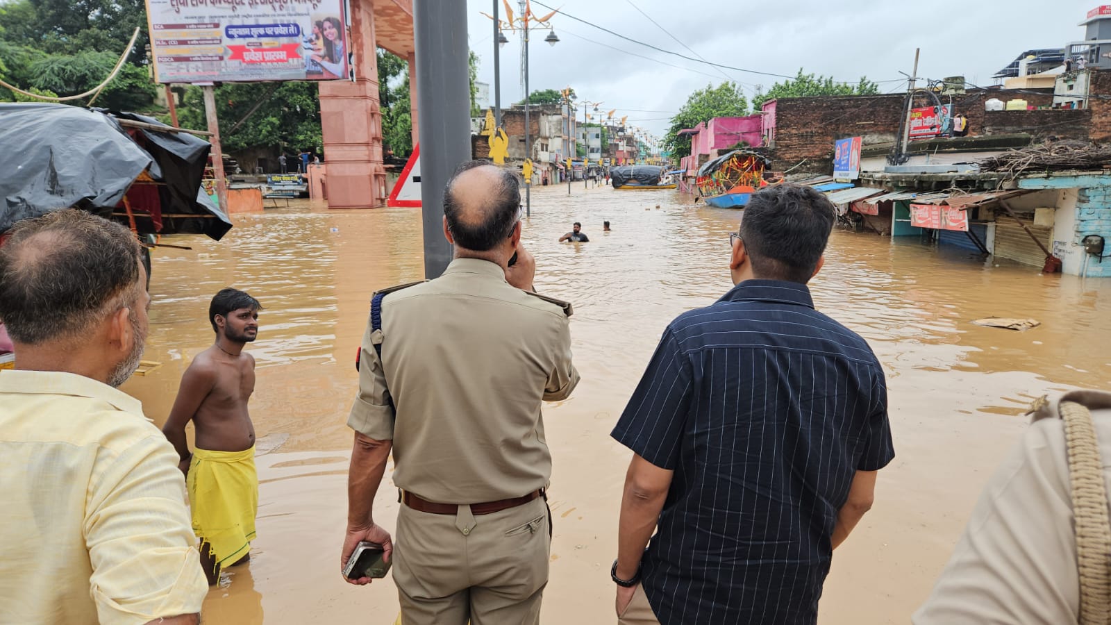 उप्र के चित्रकूट की मंदाकिनी नदी में आई बाढ़, रामघाट मुख्य मार्ग पर चल रहीं नावें उप्र के चित्रकूट की मंदाकिनी नदी में आई बाढ़, रामघाट मुख्य मार्ग पर चल रहीं नावें