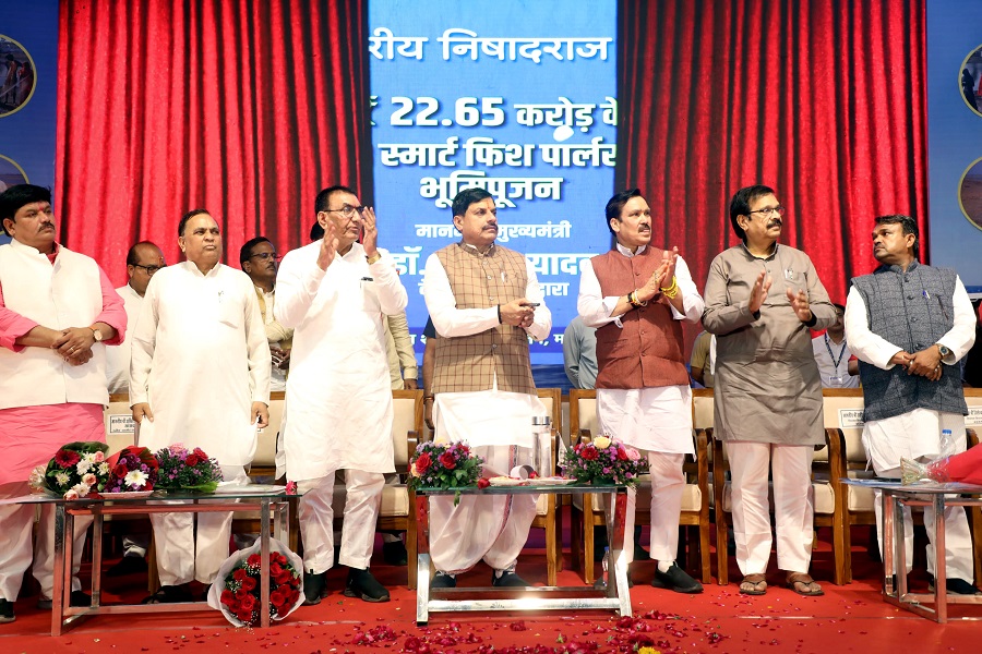 मुख्यमंत्री डॉ. मोहन यादव ने स्मार्ट फिश पार्लर का किया भूमि पूजन मुख्यमंत्री डॉ. मोहन यादव ने स्मार्ट फिश पार्लर का किया भूमि पूजन