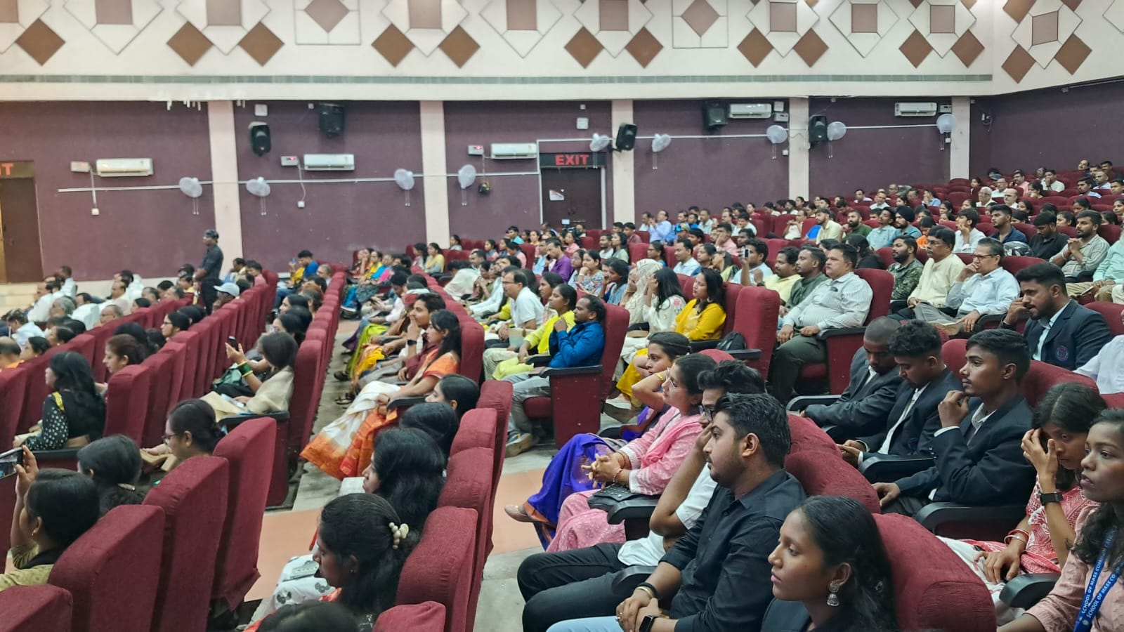 रांची विश्वविद्यालय के स्थापना दिवस पर पहुंचे लोग रांची विश्वविद्यालय के स्थापना दिवस पर पहुंचे लोग