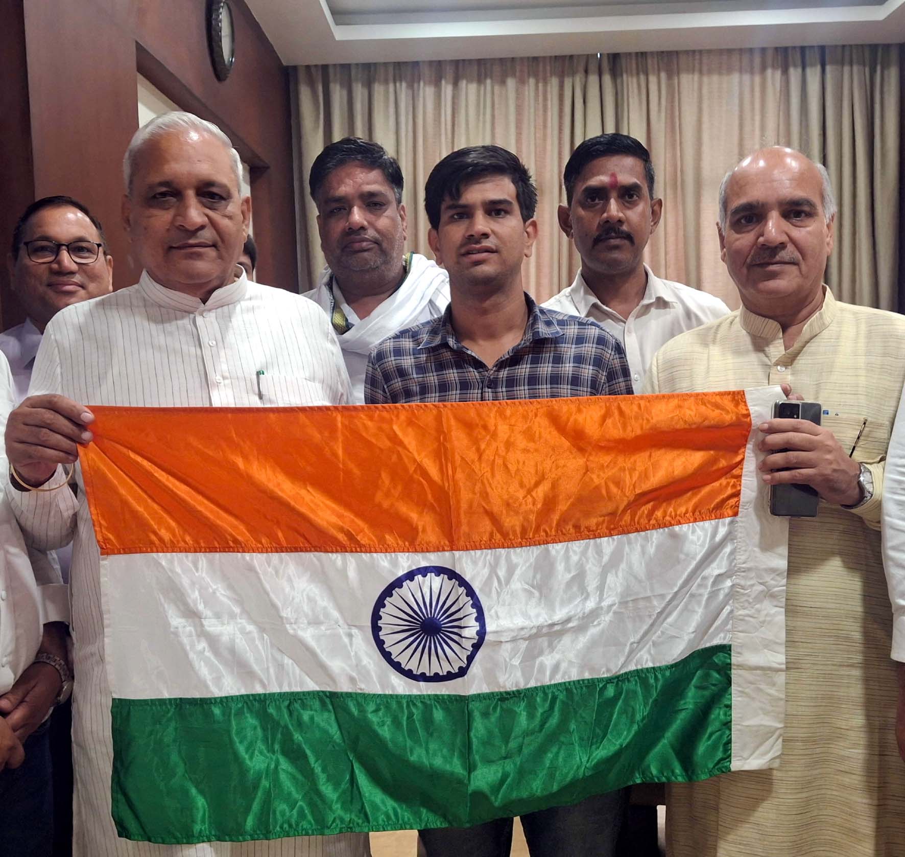 पर्वतारोही नरेंद्र कुमार को बधाई देते मंत्री रणबीर गंगवा व अन्य। पर्वतारोही नरेंद्र कुमार को बधाई देते मंत्री रणबीर गंगवा व अन्य।