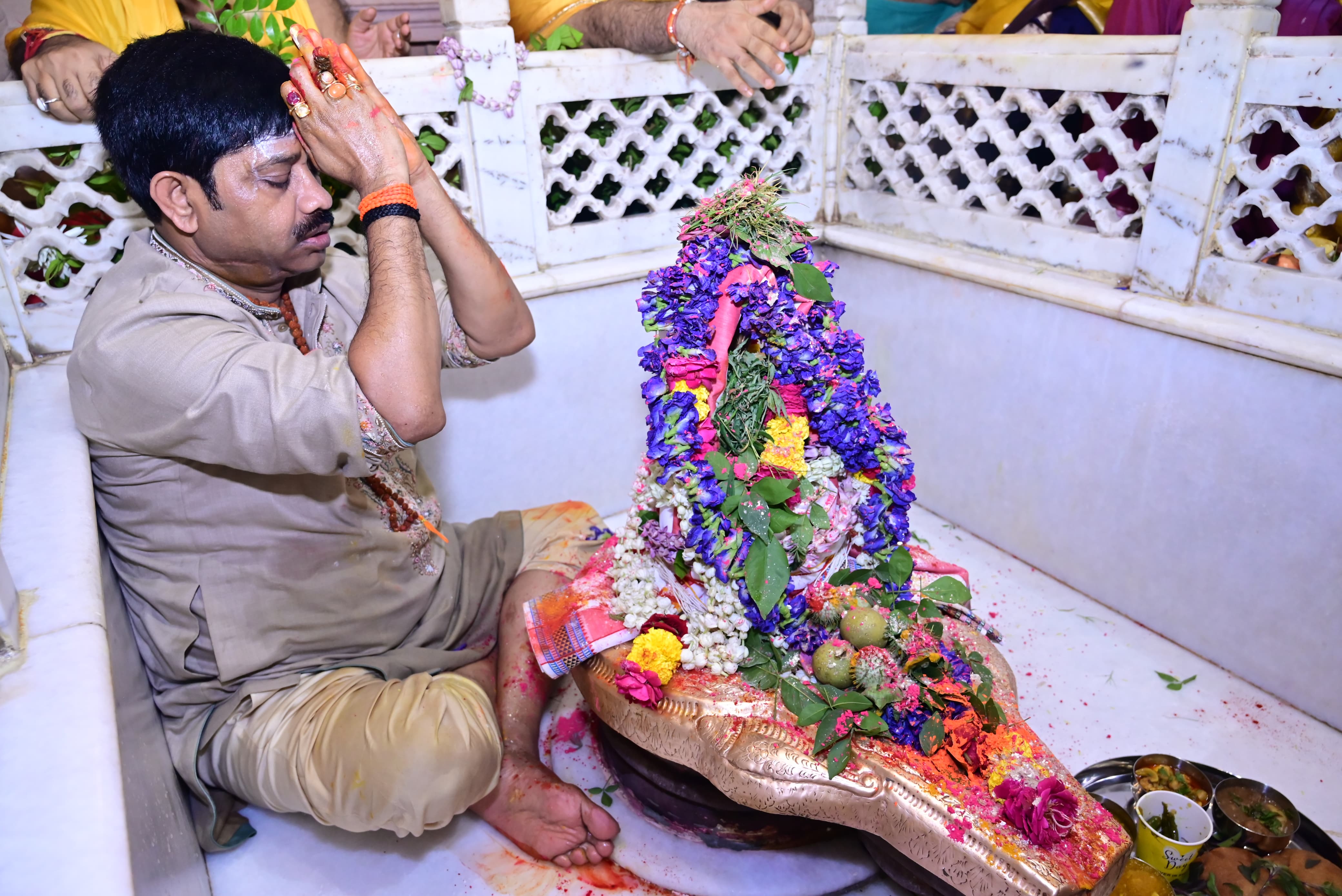 मनोकामनापूर्ति मंदिर में भोलेनाथ की पूजा करते मंत्री नंदी की फोटो मनोकामनापूर्ति मंदिर में भोलेनाथ की पूजा करते मंत्री नंदी की फोटो