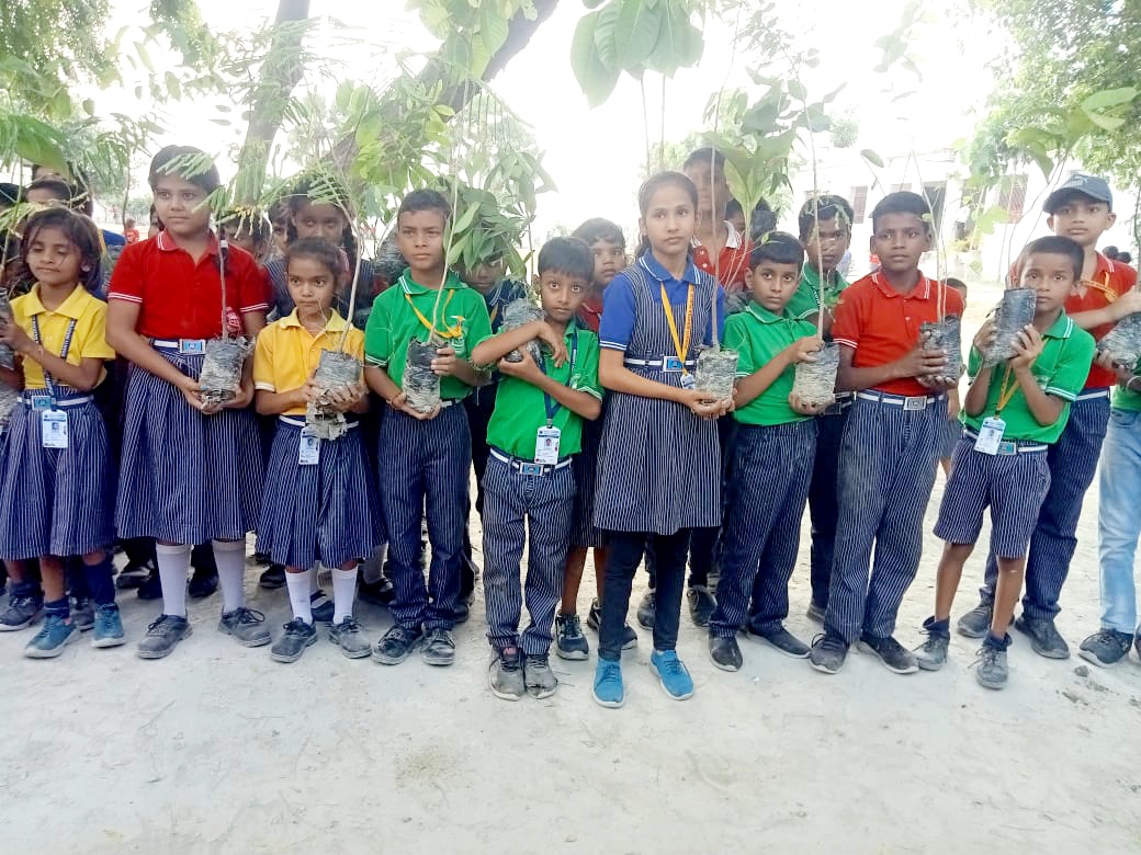 पौधरोपण करते शिक्षक व छात्र पौधरोपण करते शिक्षक व छात्र