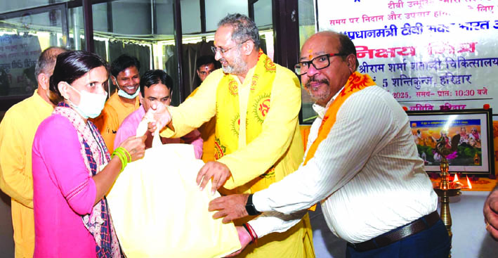 निक्षय पोषण कीट वितरित करते हुए