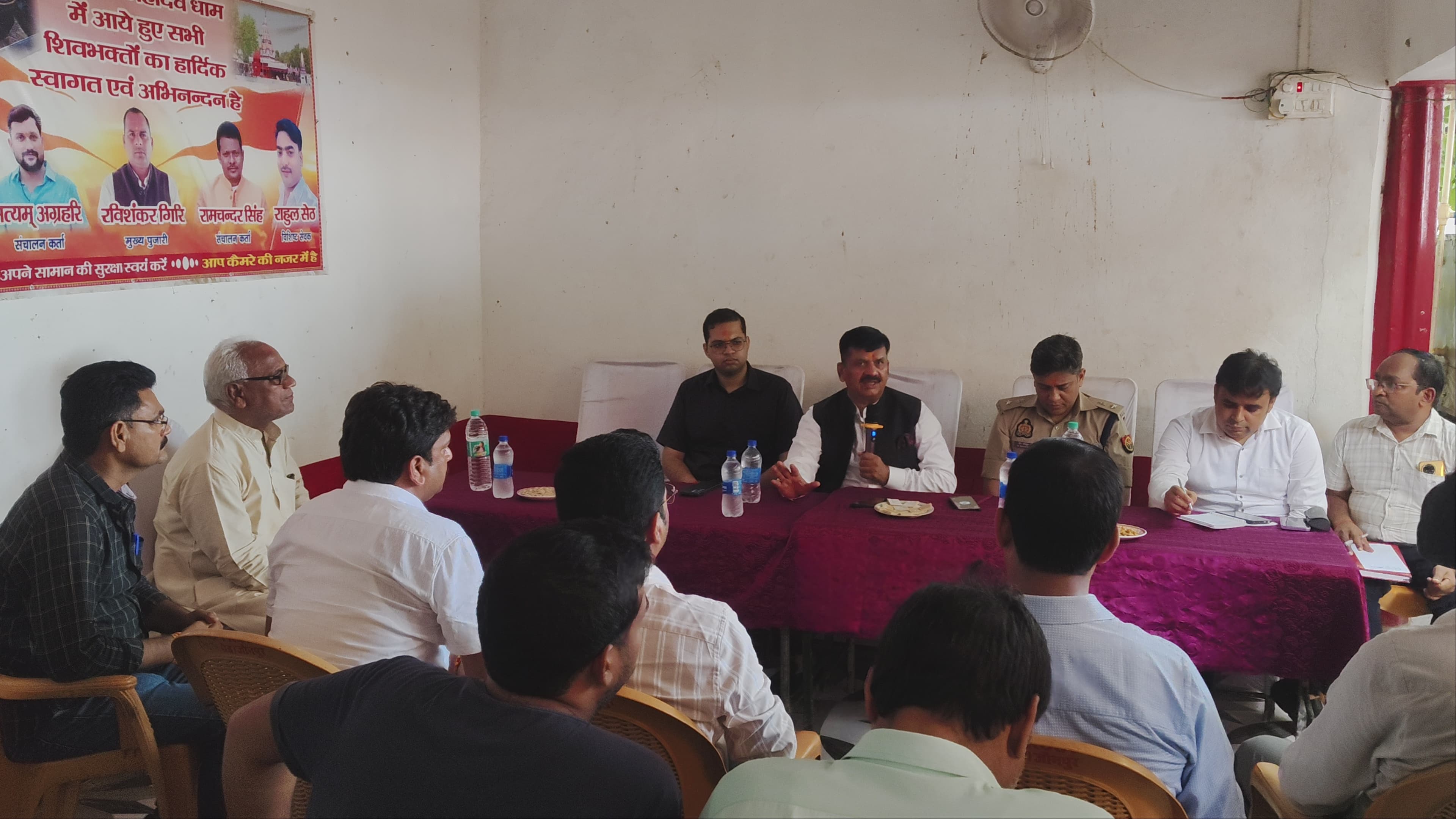 स्थानीय लोगों अधिकारियों के साथ बैठक लेते हुए पुलिस अधीक्षक डॉ कौस्तुभ एवं जिलाधिकारी डॉ दिनेश चंद्र सिंह