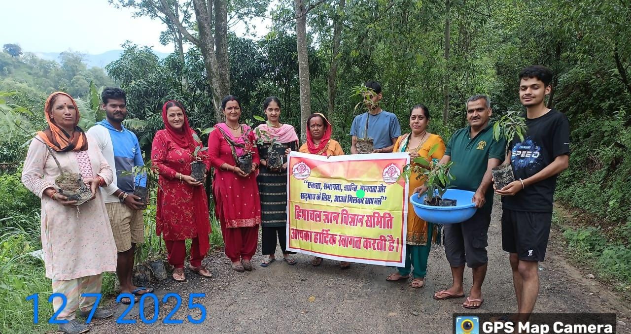 जनसंख्या दिवस के अवसर पौध रोपण करते हुए समिति के कार्यकर्ता। जनसंख्या दिवस के अवसर पौध रोपण करते हुए समिति के कार्यकर्ता।