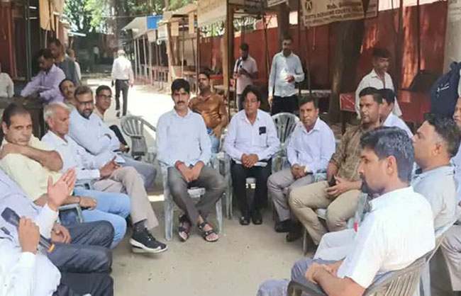 लोक अदालत का बहिष्कार कर बार एसोसिएशन के प्रधान विश्वामित्र यादव के साथ बैठे वकील। लोक अदालत का बहिष्कार कर बार एसोसिएशन के प्रधान विश्वामित्र यादव के साथ बैठे वकील।