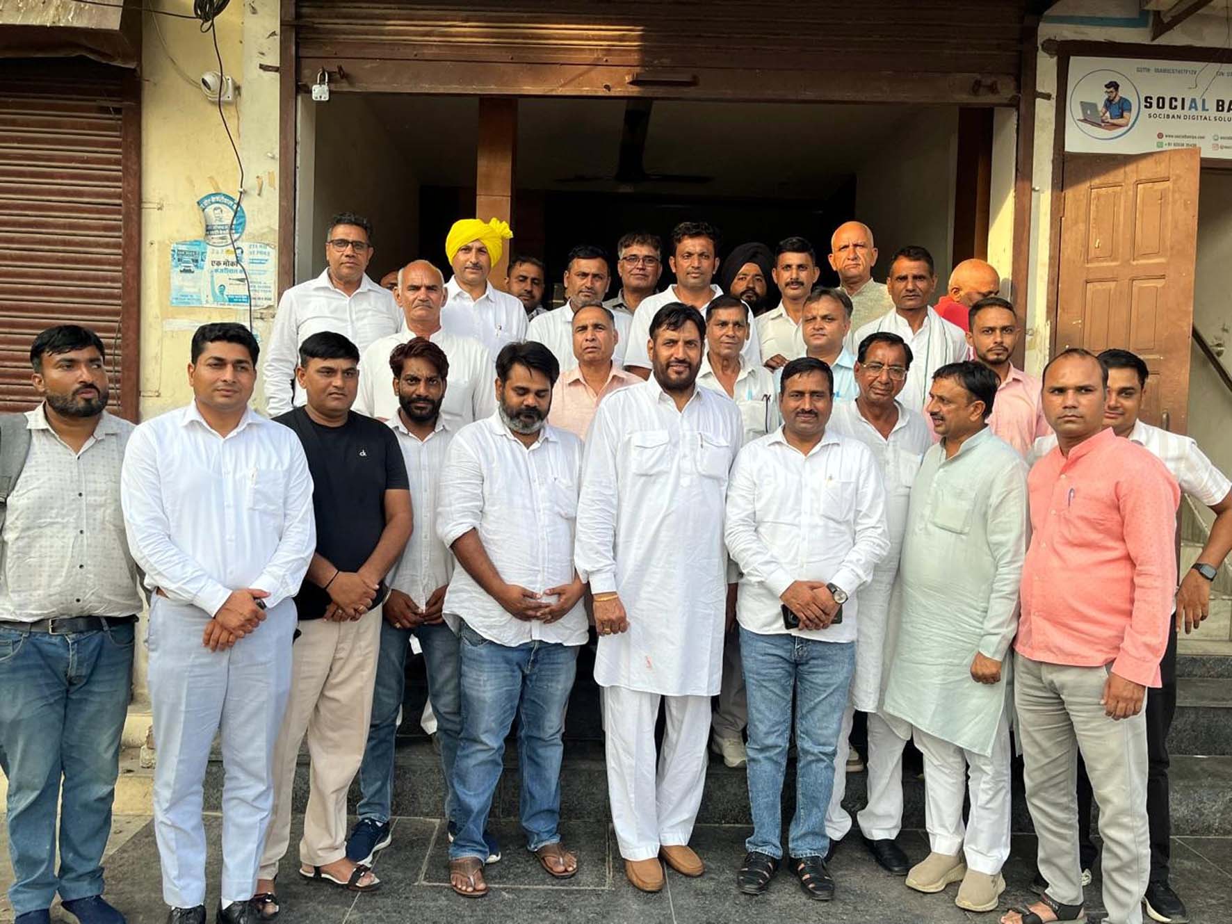 बैठक में उपस्थित आम आदमी पार्टी के नेता। बैठक में उपस्थित आम आदमी पार्टी के नेता।