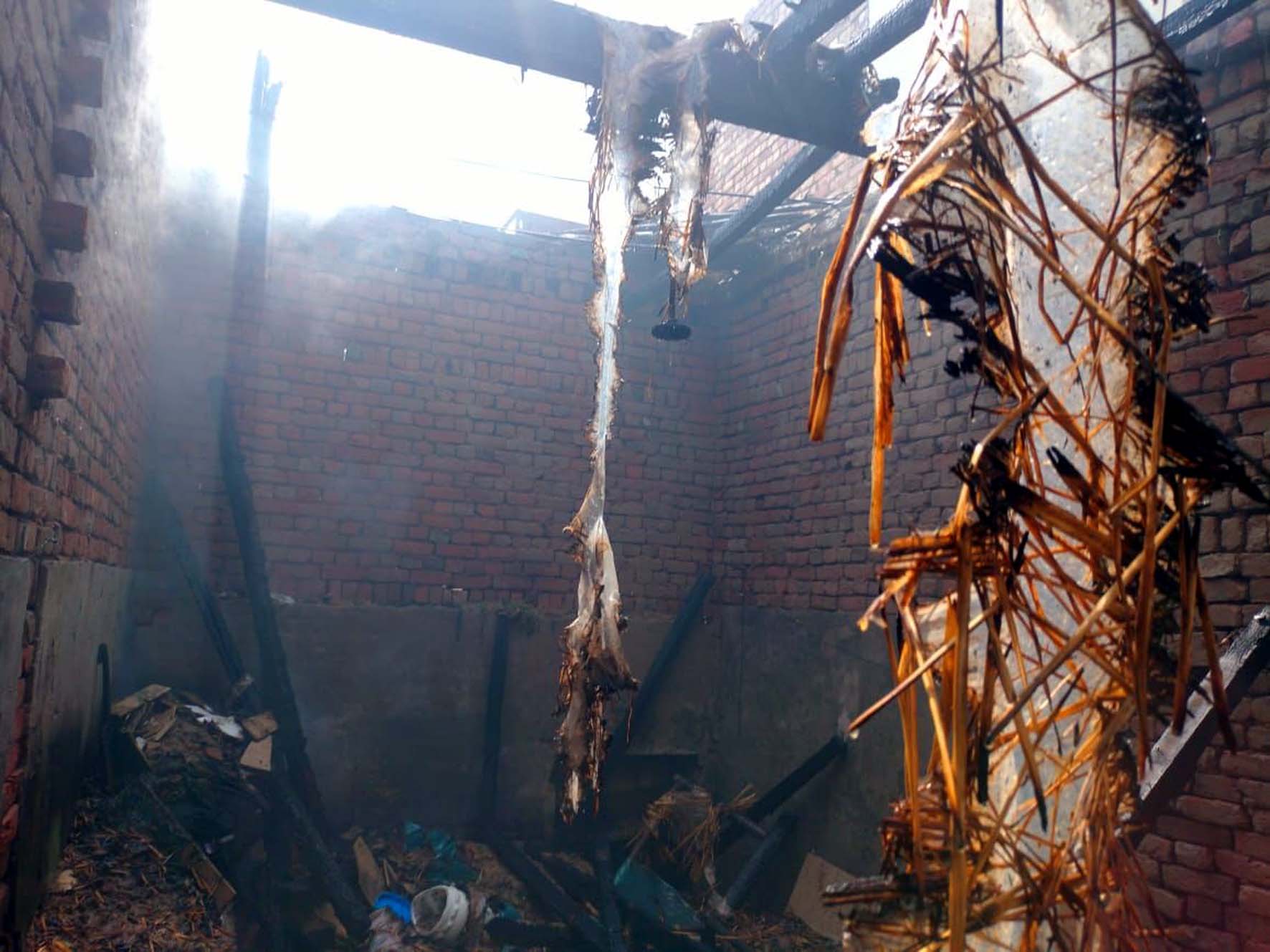 आग की घटना के बाद गिरी कमरे की छत व जला पड़ा सामान। आग की घटना के बाद गिरी कमरे की छत व जला पड़ा सामान।