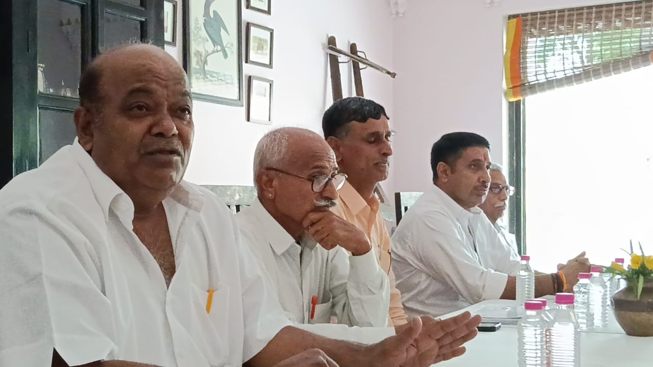 चित्तौड़गढ़ में शनिवार को दुर्ग के संरक्षण को लेकर पक्ष रखते राजपूत के प्रतिनिधि। चित्तौड़गढ़ में शनिवार को दुर्ग के संरक्षण को लेकर पक्ष रखते राजपूत के प्रतिनिधि।