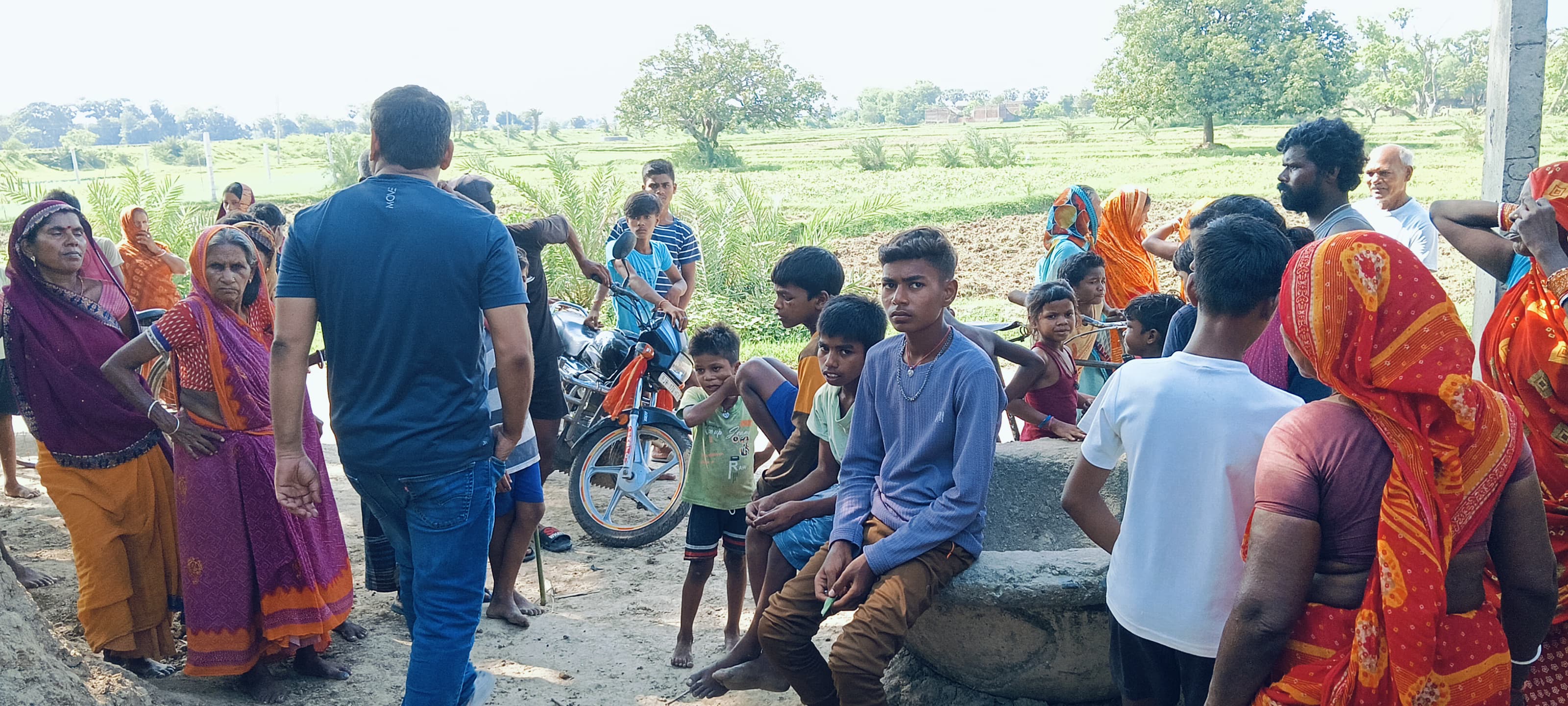 मौके पर मौजूद ग्रामीण मौके पर मौजूद ग्रामीण