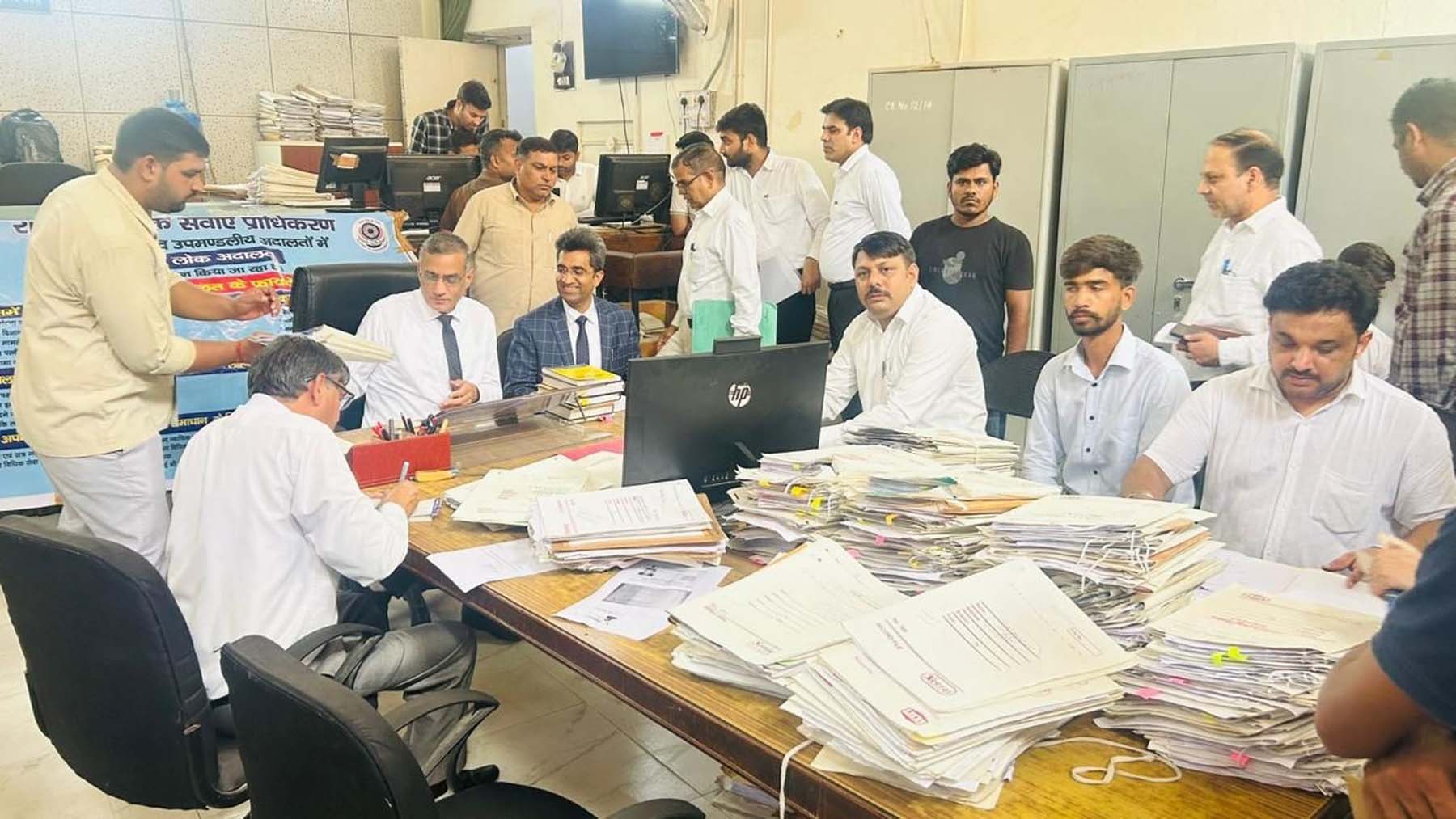 गुरुग्राम जिला अदालत में लगी राष्ट्रीय लोक अदालत में सुनवाई करते न्यायाधीश। गुरुग्राम जिला अदालत में लगी राष्ट्रीय लोक अदालत में सुनवाई करते न्यायाधीश।