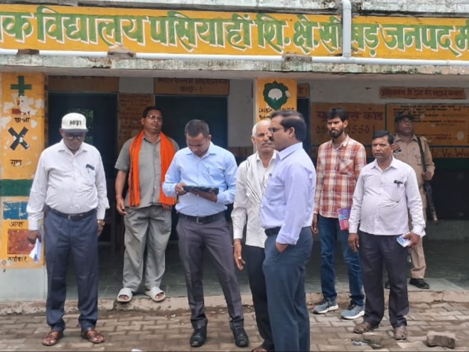 पसियाही गांवों में स्थापित बाढ़ चौकी का स्थलीय निरीक्षण करते अपर जिलाधिकारी (वित्त एवं राजस्व) अजय कुमार सिंह। पसियाही गांवों में स्थापित बाढ़ चौकी का स्थलीय निरीक्षण करते अपर जिलाधिकारी (वित्त एवं राजस्व) अजय कुमार सिंह।