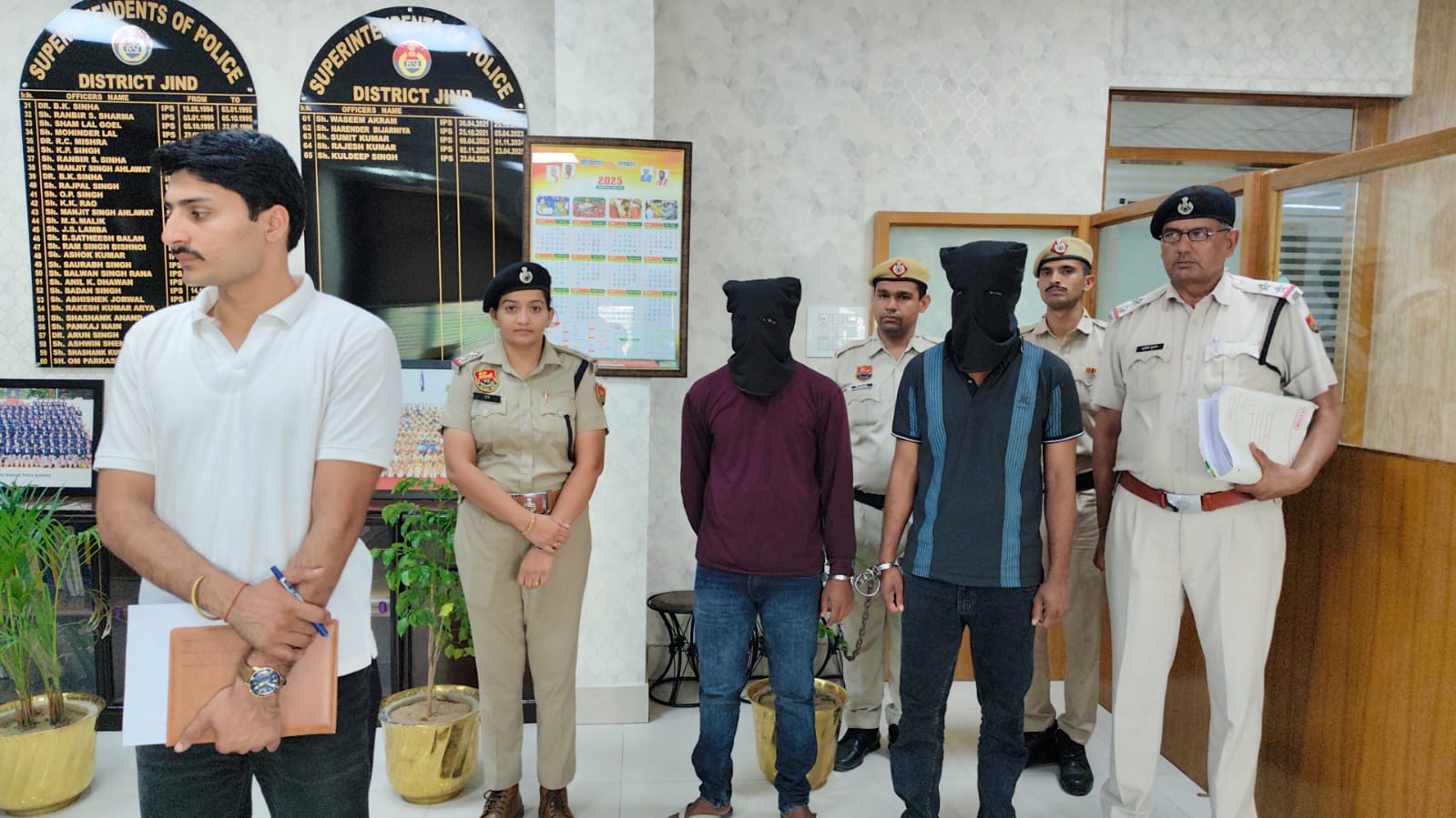 पुलिस गिरफ्त में हत्यारोपित। पुलिस गिरफ्त में हत्यारोपित।