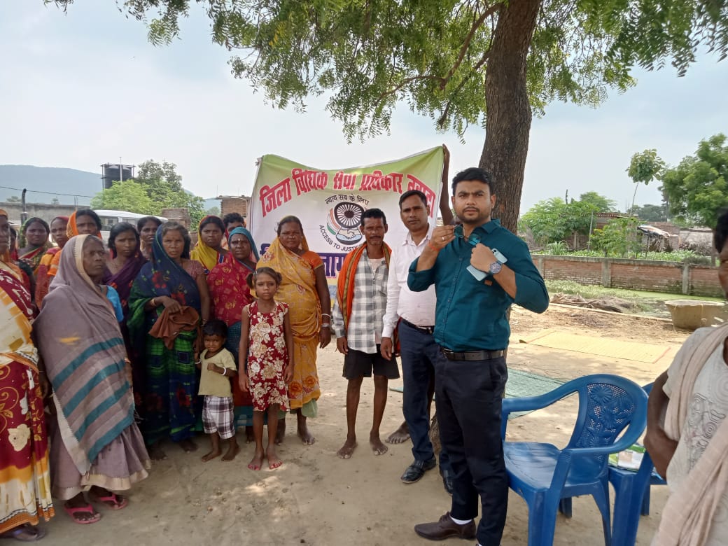 जानकारी देते अधिकारी जानकारी देते अधिकारी