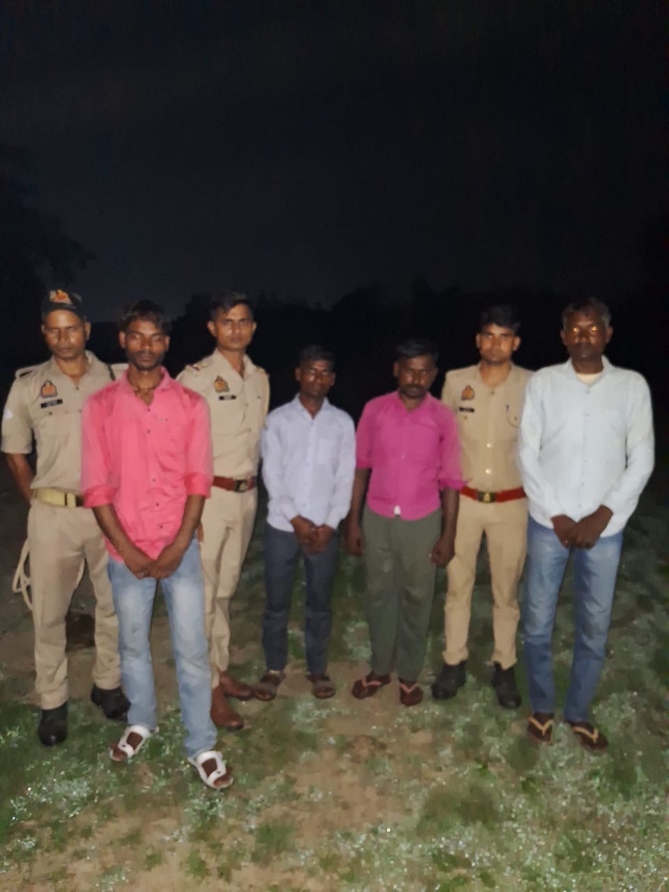 कठपुला पुल के पास मुठभेड़ के बाद पकड़े गए बदमाशों के साथ पुलिस कठपुला पुल के पास मुठभेड़ के बाद पकड़े गए बदमाशों के साथ पुलिस