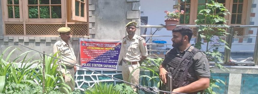 एक कुख्यात ड्रग तस्कर की लगभग 1 करोड़ 3 लाख रुपये मूल्य की एक आवासीय संपत्ति कुर्क एक कुख्यात ड्रग तस्कर की लगभग 1 करोड़ 3 लाख रुपये मूल्य की एक आवासीय संपत्ति कुर्क