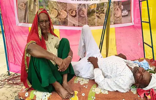 भूख हड़ताल पर बैठी 81 वर्षीय लाली देवी। भूख हड़ताल पर बैठी 81 वर्षीय लाली देवी।