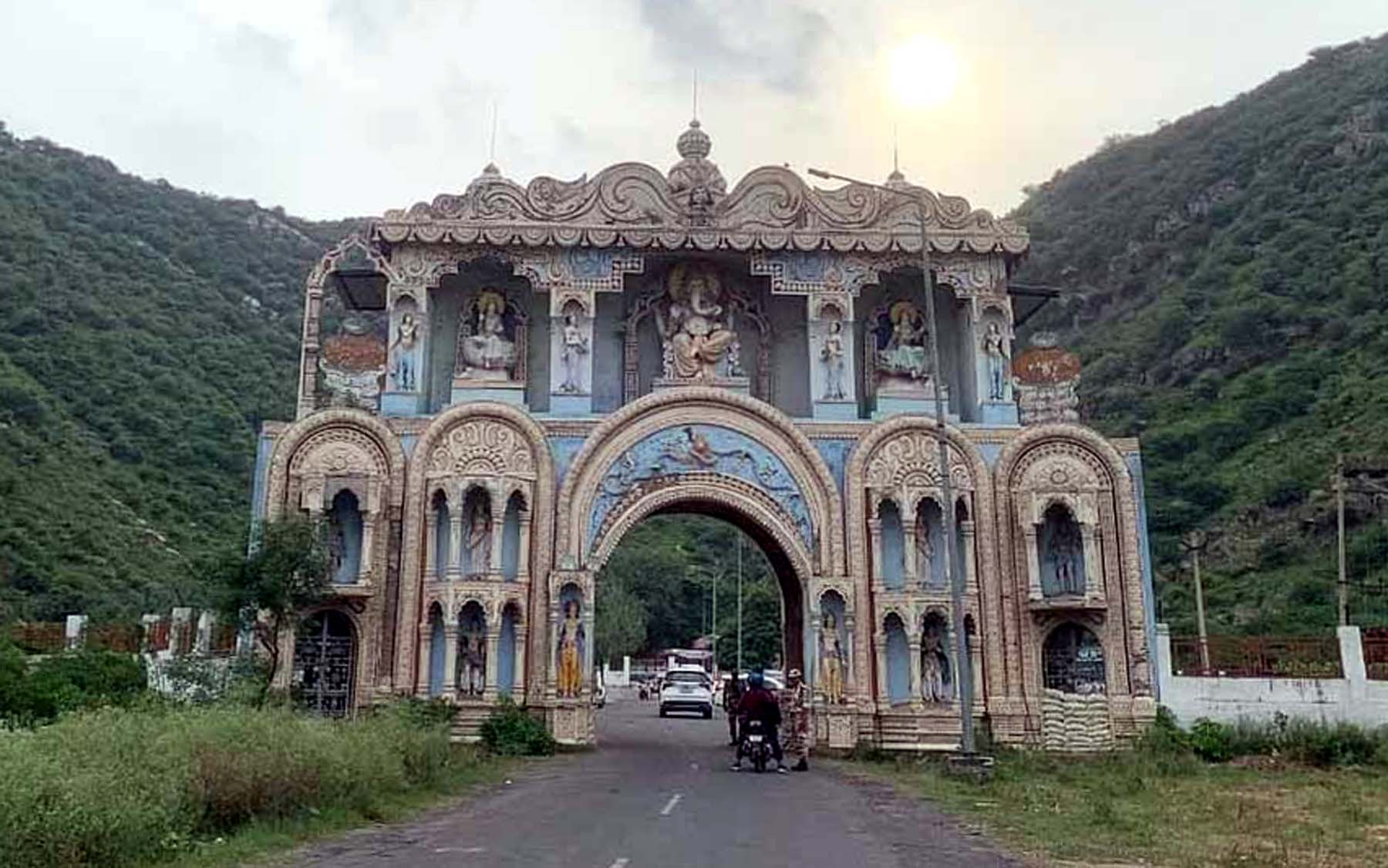 नूंह जिला में बना महाभारत कालीन नल्हड़ेश्वर मंदिर। नूंह जिला में बना महाभारत कालीन नल्हड़ेश्वर मंदिर।