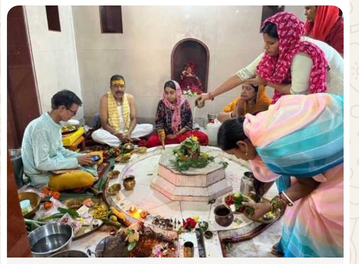 मंदिर में जुटे श्रद्धालु मंदिर में जुटे श्रद्धालु