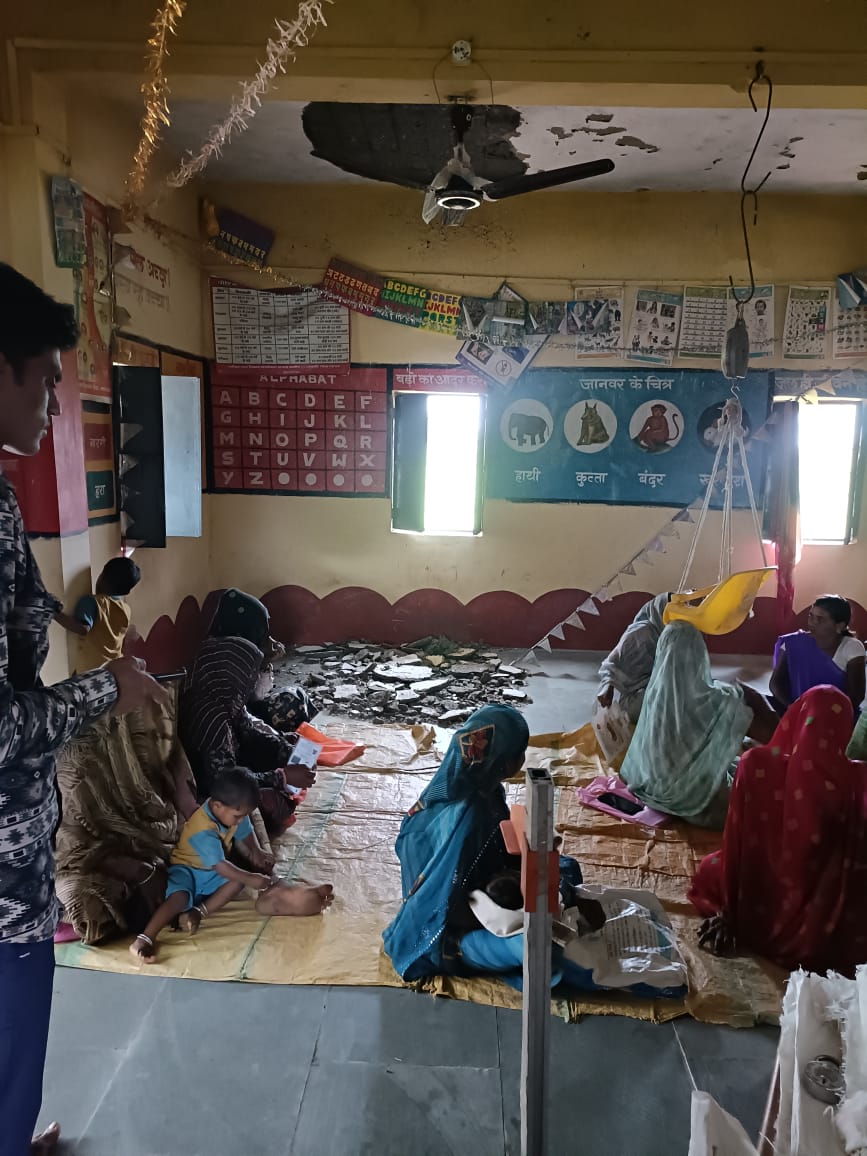 रतलाम: आंगनबाड़ी भवन की छत का एक हिस्सा भराकर गिरा रतलाम: आंगनबाड़ी भवन की छत का एक हिस्सा भराकर गिरा
