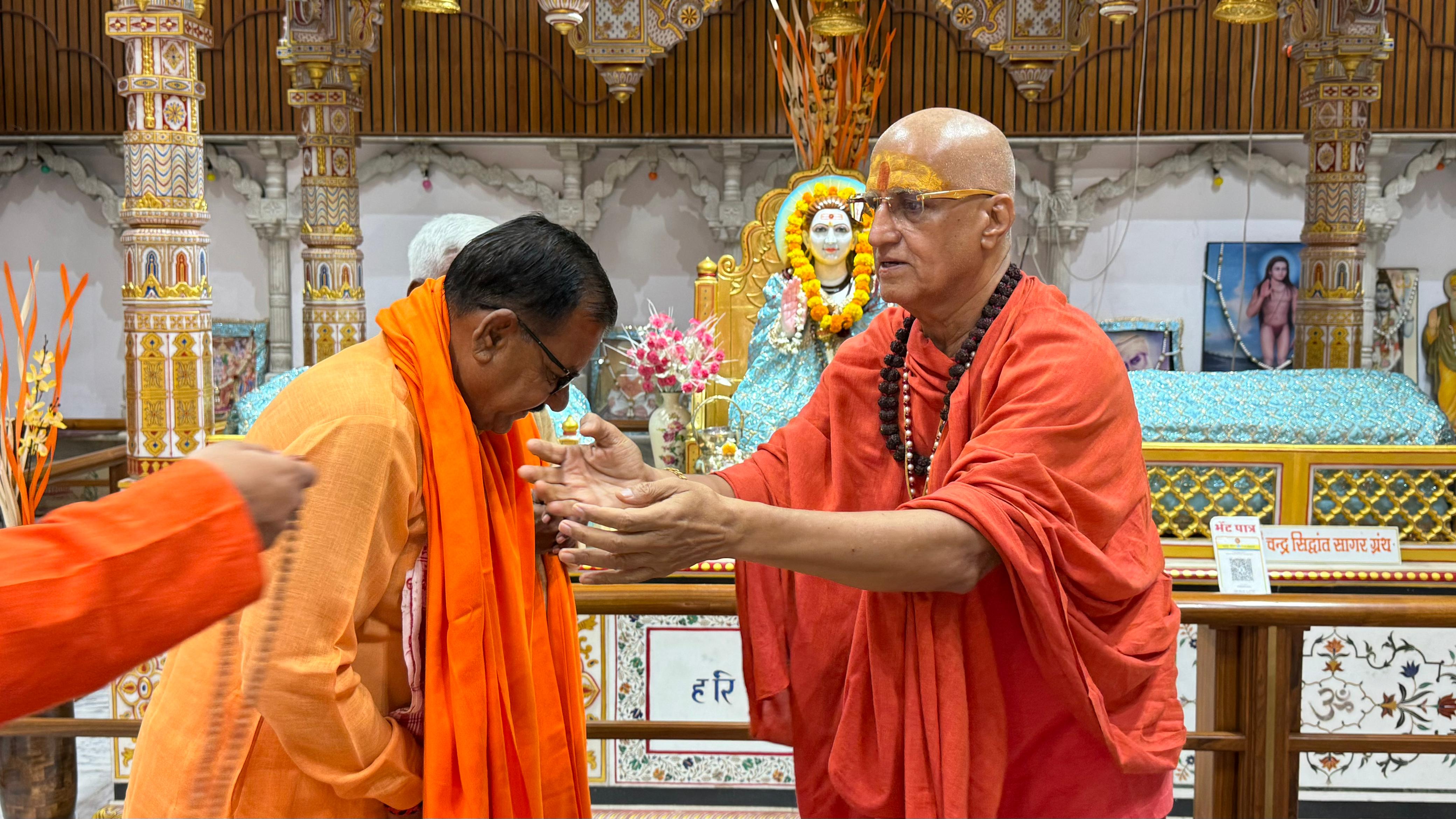 हरिशेवा धाम से गूंजी समरसता की आवाज- एक मंदिर, एक श्मशान, एक पनघट का संकल्प हरिशेवा धाम से गूंजी समरसता की आवाज- एक मंदिर, एक श्मशान, एक पनघट का संकल्प