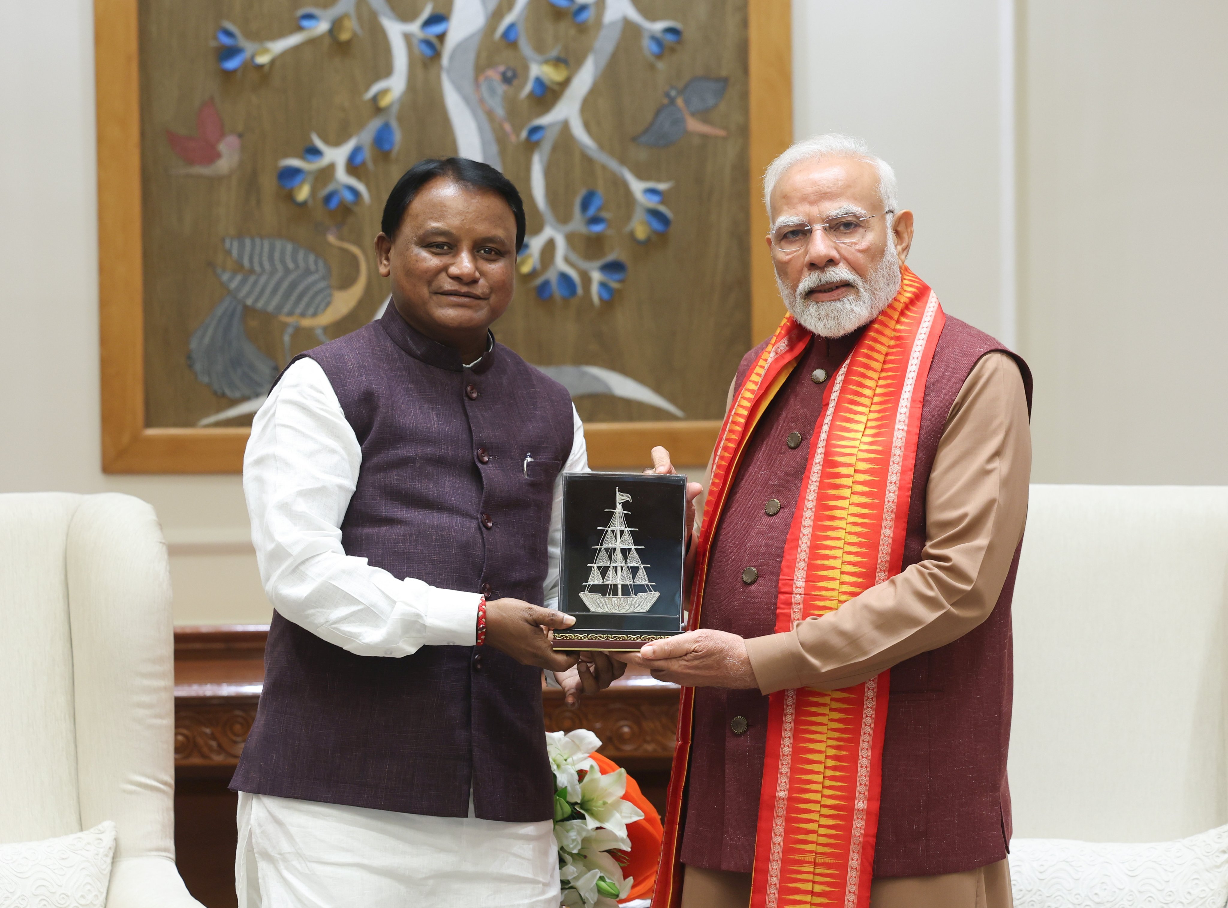 ओडिशा के मुख्यमंत्री मोहन चरण माझी शनिवार को दिल्ली में प्रधानमंत्री नरेन्द्र मोदी से मुलाकात करते हुए ओडिशा के मुख्यमंत्री मोहन चरण माझी शनिवार को दिल्ली में प्रधानमंत्री नरेन्द्र मोदी से मुलाकात करते हुए
