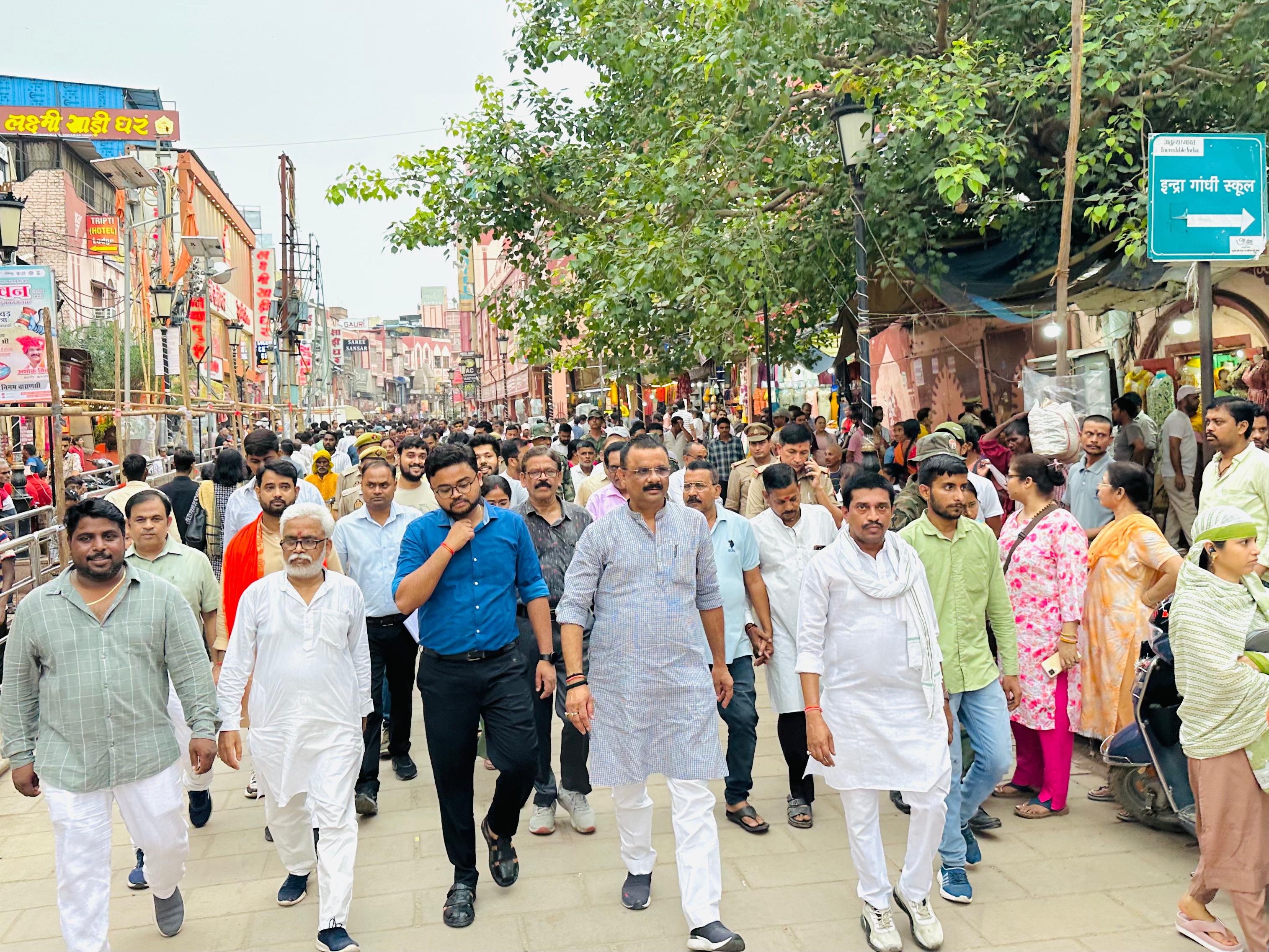 गोदौलिया से मैदागिन तक भ्रमण पर निकले महापौर गोदौलिया से मैदागिन तक भ्रमण पर निकले महापौर
